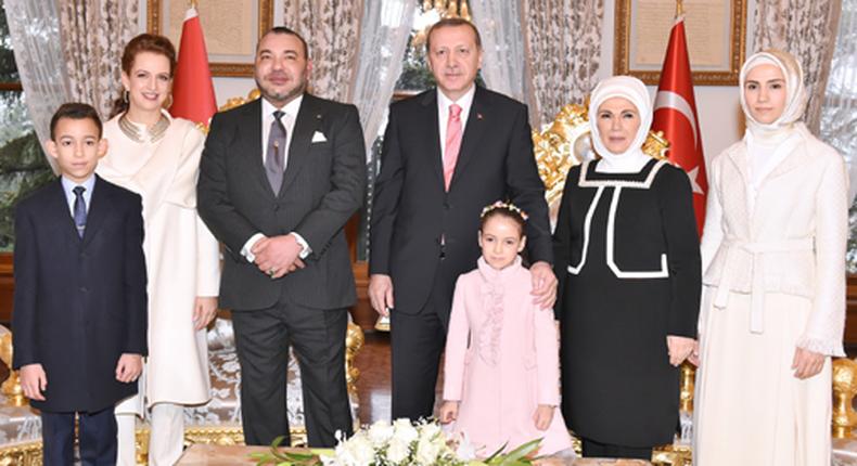 Le roi Mohammed VI du Maroc, son épouse Lalla Salma et leurs enfants, avec le président de la Turquie et sa famille à Istanbul, le 27 décembre 2014/PDN/SIPA