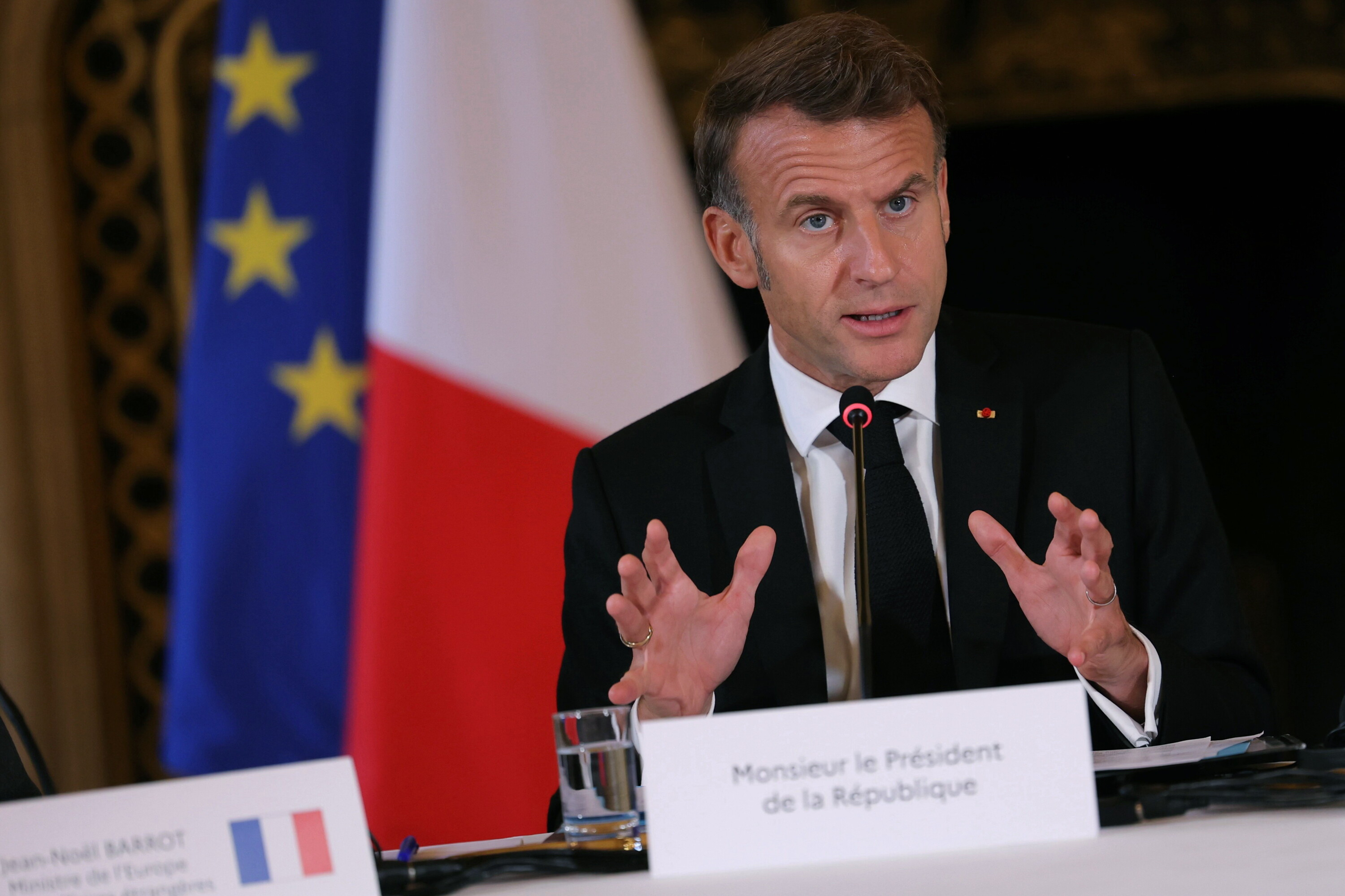 Macron pod presją: Nowy premier potrzebny przed budżetem