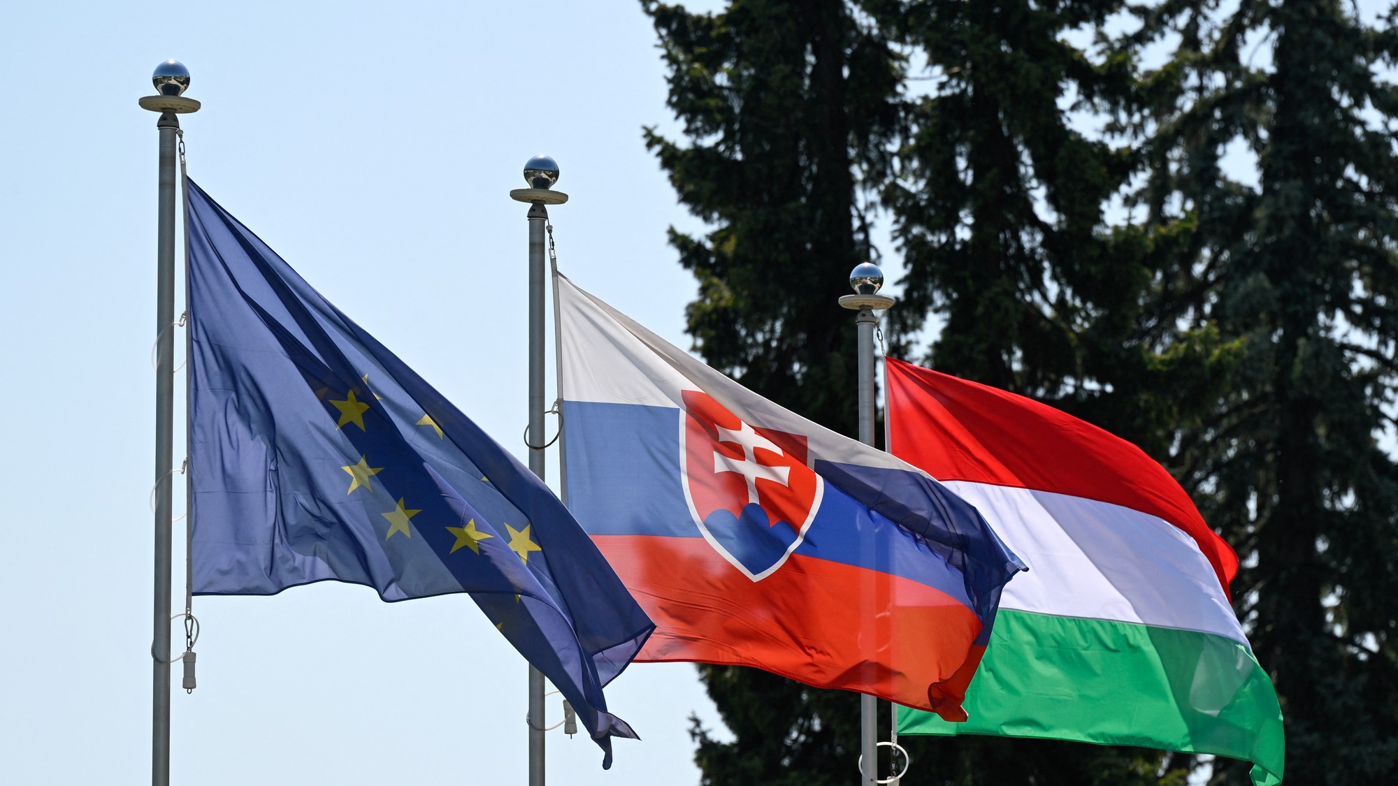 Vlajka EÚ a dvoch stredoeurópskych krajín Slovenska a Maďarska