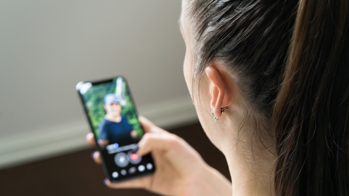 Dopisujem se sa poznanikom mog muža, želi da mu budem ljubavnica