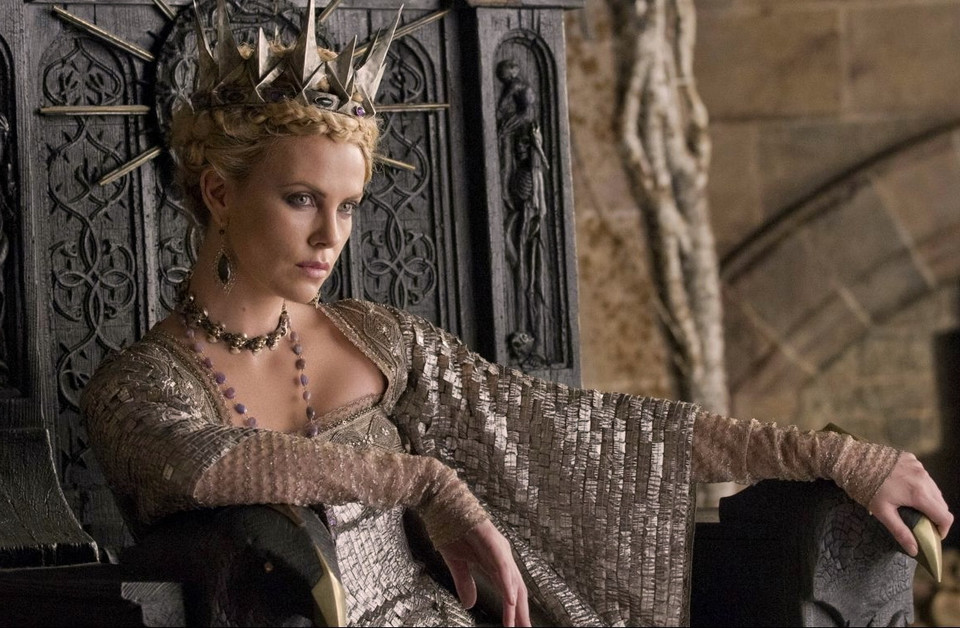 Charlize Theron jako zła królowa Rawenna w filmie "Królewna Śnieżka i łowca"