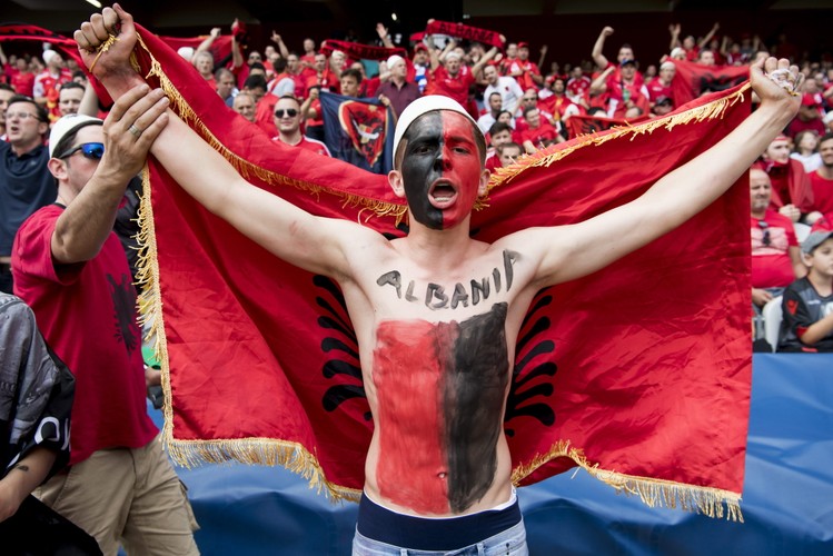 'Gang Albanii' na trybunach stworzył 'piekło', ale na Szwajcarów to nie wystarczyło