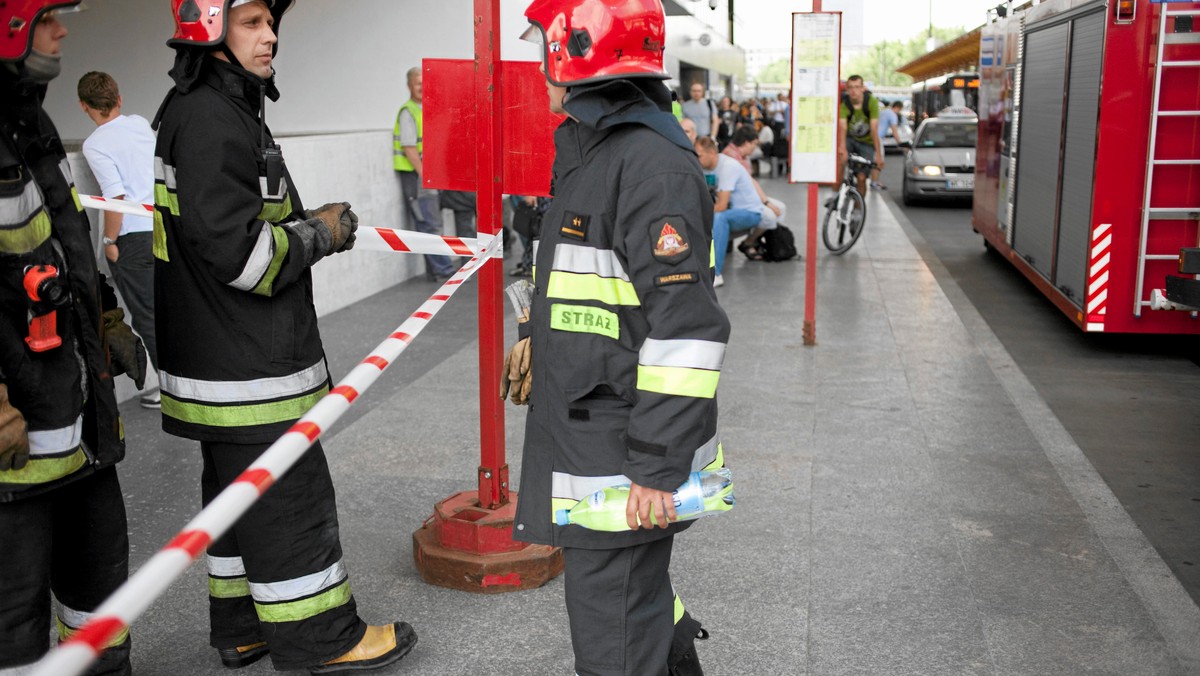 W gruzowisku po wybuchu gazu w podwarszawskim Pruszkowie odnaleziono ciało jednej osoby. Straż pożarna cały czas przeszukuje budynek. W zawalonych mieszkaniach mogli przebywać jeszcze inni ludzie.