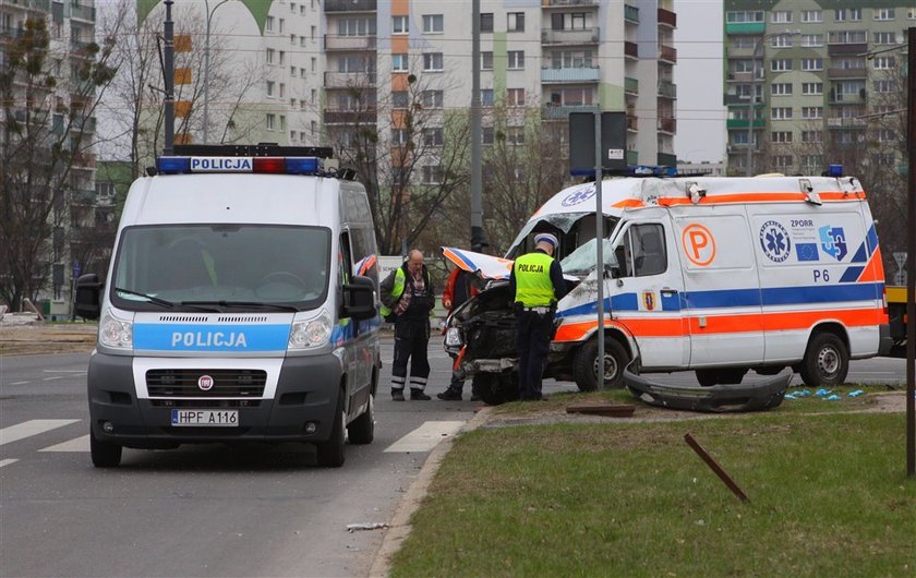 Toyota wpadła na karetkę. Trzech rannych. FOTO