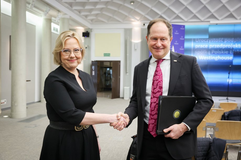 Minister klimatu Anna Moskwa i ambasador USA w Polsce Mark Brzezinski przy okazji podpisania porozumienia między Polskimi Elektrowniami Jądrowymi a Westinghousem. Warszawa, 22 lutego 2023 r. 