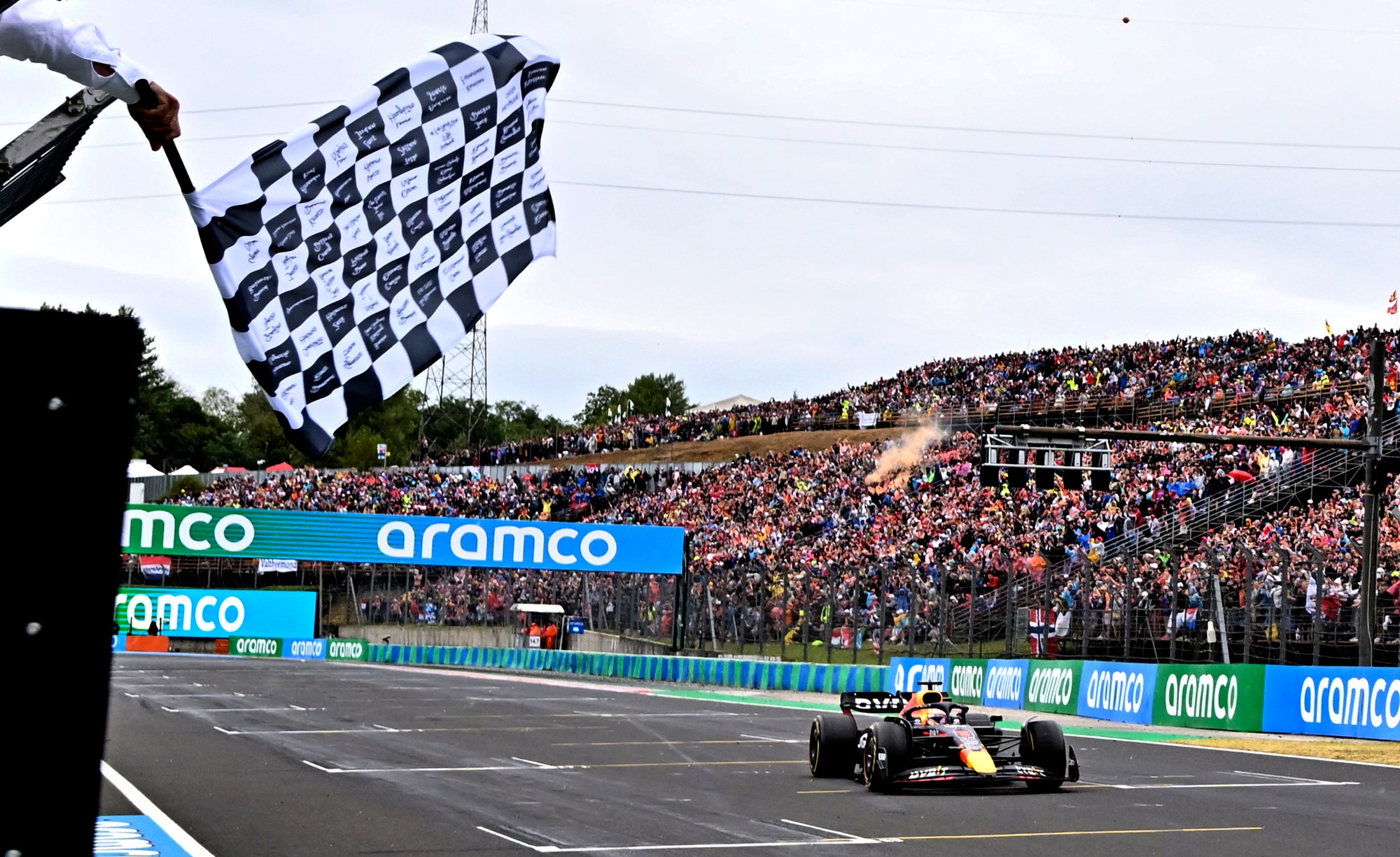 Holandský pilot Max Verstappen z tímu Red Bull víťazí na Veľkej cene Maďarska.