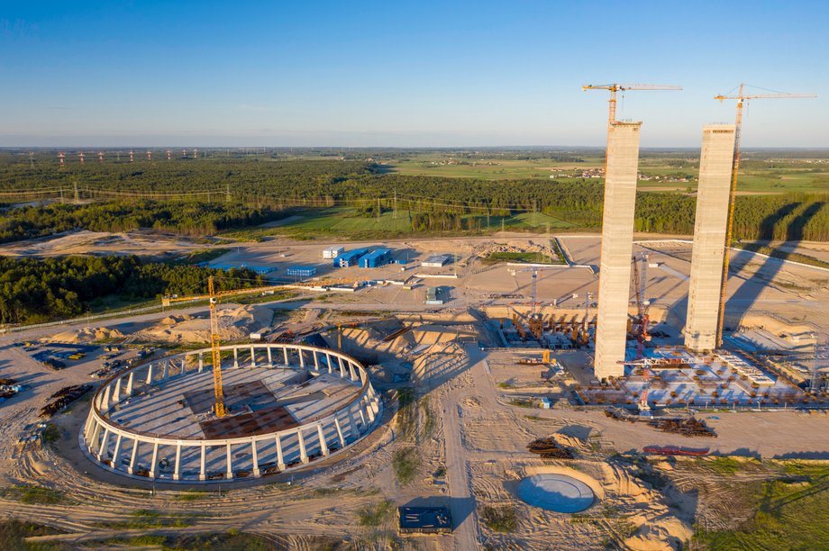 Porzucona inwestycja w budowę bloku węglowego w Elektrowni Ostrołęka. Wzniesione budowle ostatecznie zburzono. 