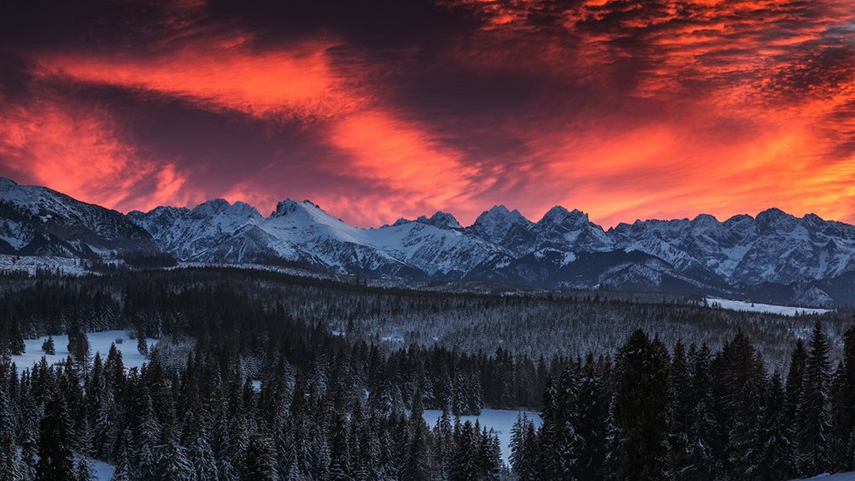 Paweł Uchorczak sfotografował niesamowity zachód słońca nad Tatrami. Płonące czerwienią niebo można było zaobserwować w okolicach Bukowiny Tatrzańskiej.