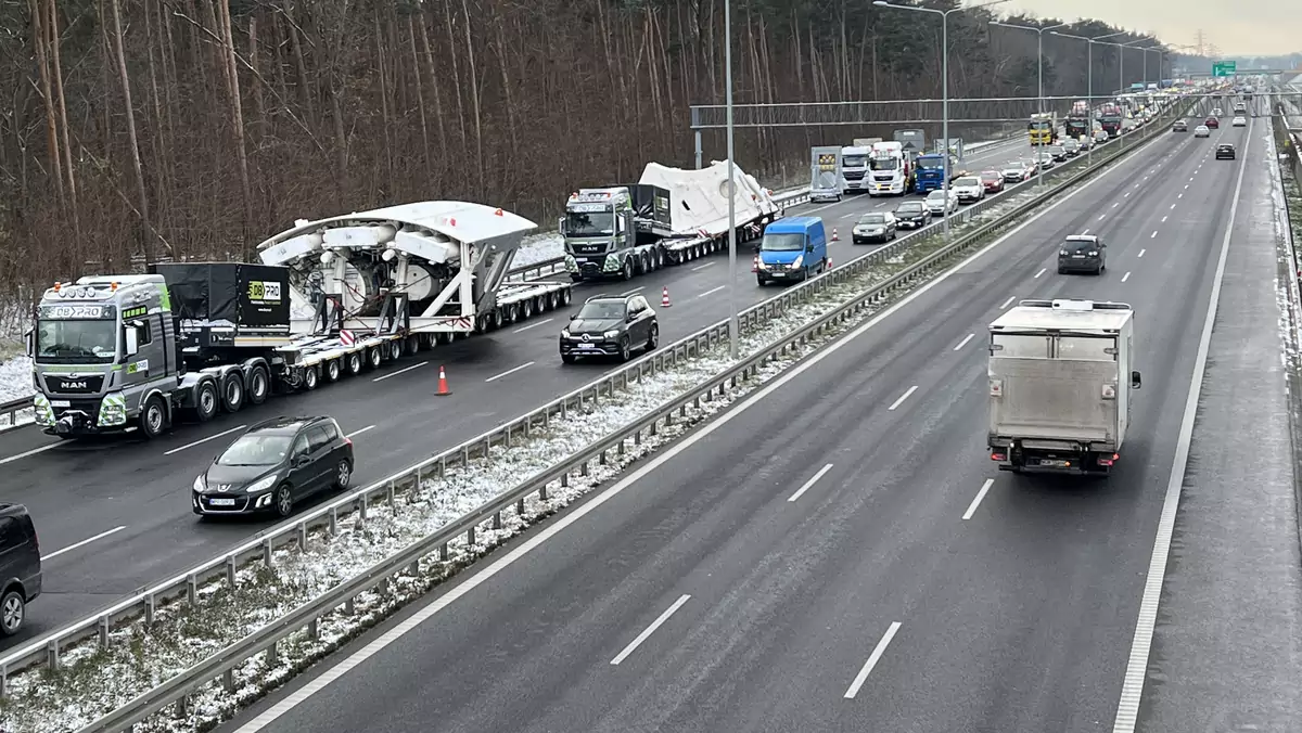 Transport gigantycznej maszyny czeka przed wjazdem do Warszawy na drodze ekspresowej S8 w pobliżu węzła Janki