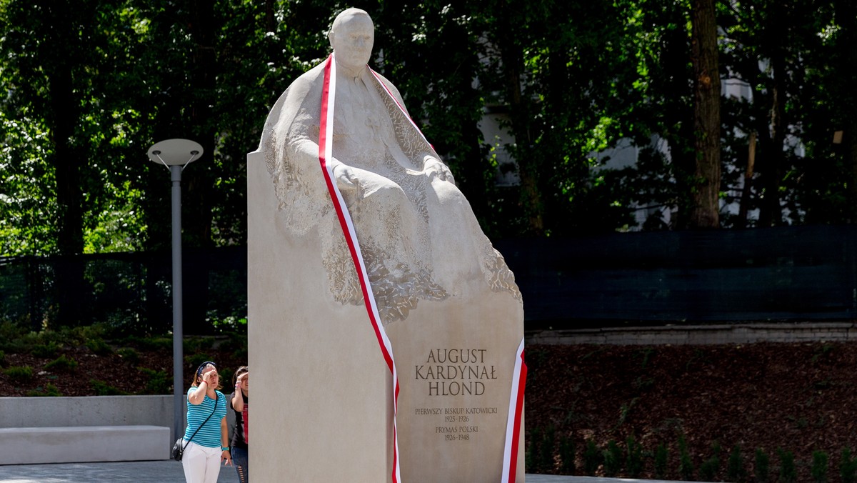 Pomnik pierwszego biskupa diecezji katowickiej oraz prymasa Polski kard. Augusta Hlonda odsłonięto we wtorek w Katowicach – w 135. rocznicę urodzin duchownego. Monument stanął przy Wydziale Teologicznym Uniwersytetu Śląskiego, nieopodal archikatedry Chrystusa Króla.