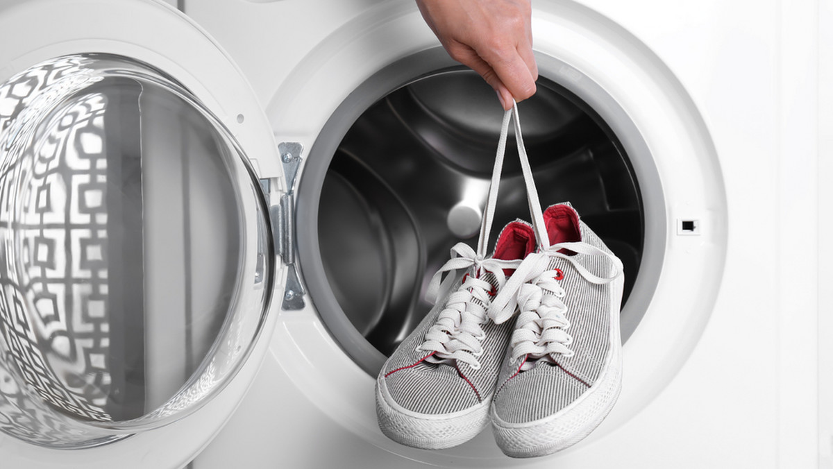 Jak prać buty w pralce, żeby ich nie zniszczyć? Wypróbuj ten trik