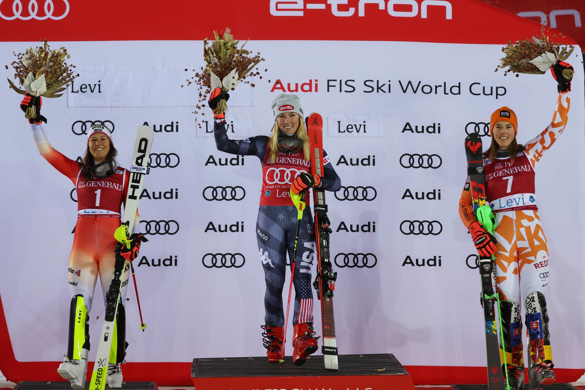 Na snímke sprava slovenská lyžiarka Petra Vlhová, Američanka Mikaela Shiffrinová a Švajčiarka Wendy Holdenerová pózujú na pódiu po slalome žien Svetového pohára v alpskom lyžovaní vo fínskom Levi.