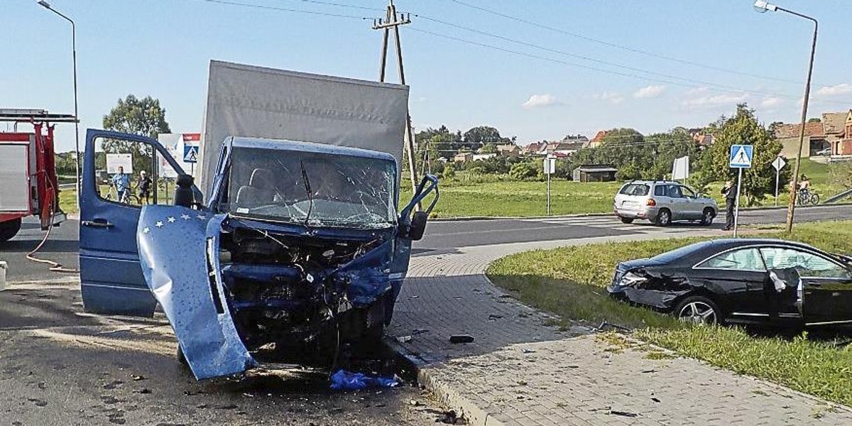 Luksusowy mercedes zderzył się z busem. Trzy osoby ciężko ranne