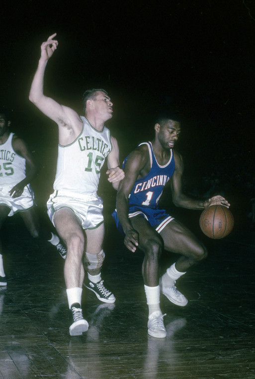 Tom Heinsohn i Oscar Robertson w meczu NBA