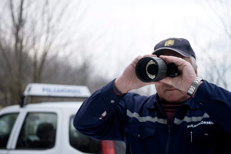 Mihaly Bicskei, ochotnik ze straży obywatelskiej z węgierskiego miasta Röszke patroluje pas nadgraniczny, wypatrując nielegalnych uchodźców, którzy przez zieloną granicę przedostają się na teren Unii