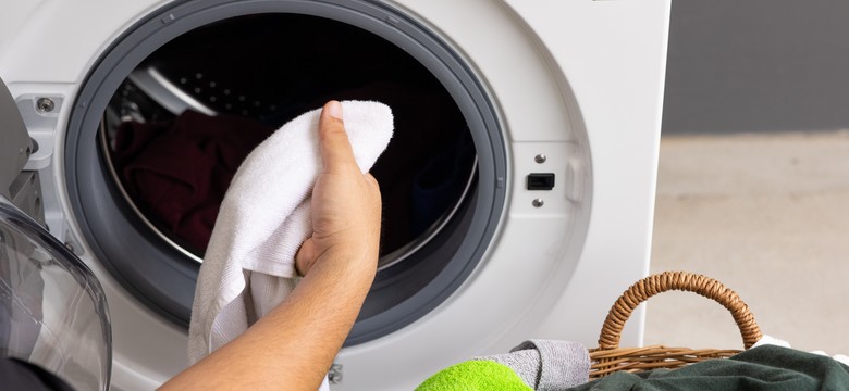 Jak usunąć brzydki zapach z pralki? Wrzuć to i pozbądź się problemu