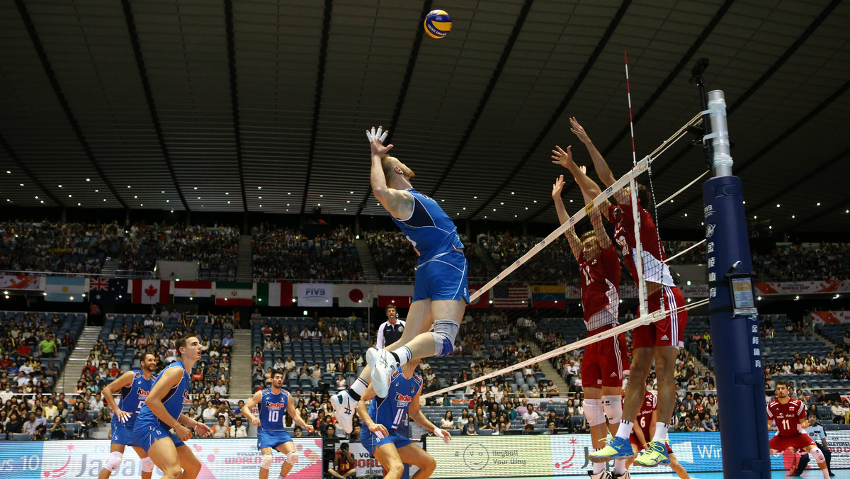 Reprezentacja Polski nie wygra Pucharu Świata siatkarzy 2015, będzie jej również bardzo trudno zakwalifikować się na igrzyska olimpijskie w Rio de Janeiro z PŚ. Dziesięć wygranych meczów i świetna gra poszły w zasadzie na marne, bo w środę nasz zespół zagrał bardzo słabo i ostatni pojedynek turnieju 3:1 (26:24, 22:25, 25:22, 25:19) z Biało-Czerwonymi wygrali Włosi. Nasz zespół może jeszcze uratować reprezentacja Argentyny, jeśli wygra z Amerykanami (godzina 11:40).