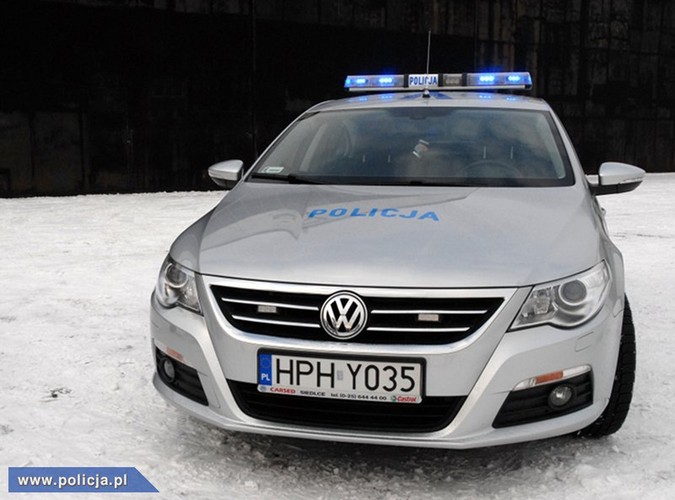 Polscy policjanci z roku na rok dysponują coraz nowszym sprzętem. Od niedawna na Mazowszu można zobaczyć volkswagena passata CC w srebrno-niebieskich barwach, który jest nowym narzędziem do walki z piratami drogowymi.