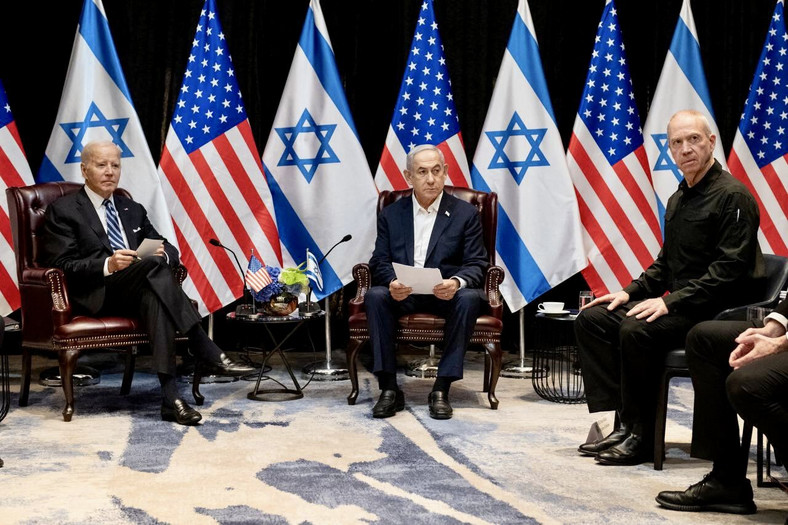 (od lewej) Joe Biden, Beniamin Netanyahu i minister obrony Izraela Joaw Gallant podczas spotkania w trakcie wizyty prezydenta USA w Izraelu, Tel Awiw, 18 października 2023 r.