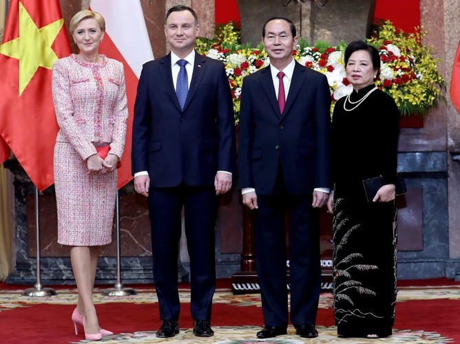 Agata Kornhauser-Duda i Andrzej Duda oraz prezydent Wietnamu Tran Dai Quang z żoną Nguyen Thi Hien