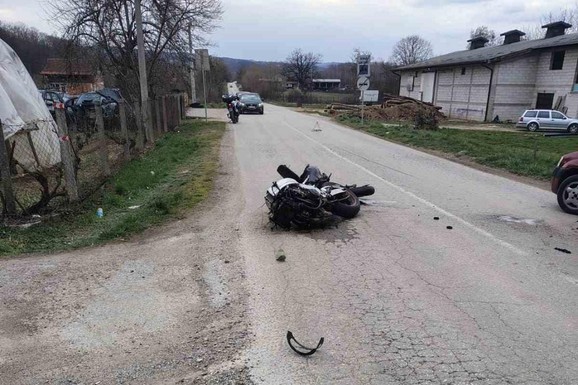 (FOTO) MOTOR PREPOLOVLJEN Stravična nesreća u Požegi: Vozač čudom preživeo