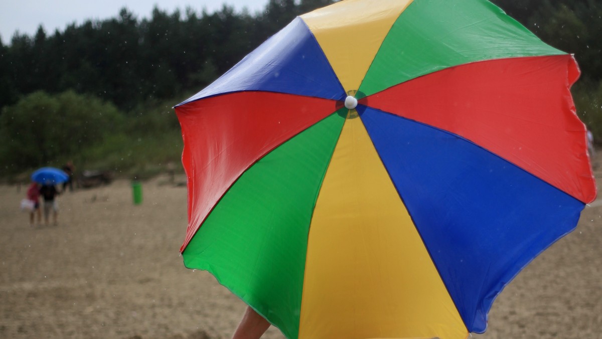 Niemieckiego turystę, 23-latka, musieli ratować na Teneryfie strażacy, gdy zasypał go piasek z głębokiego wykopu, który sam wygrzebał na plaży, chcąc zbudować tunel - poinformowały służby ratunkowe.