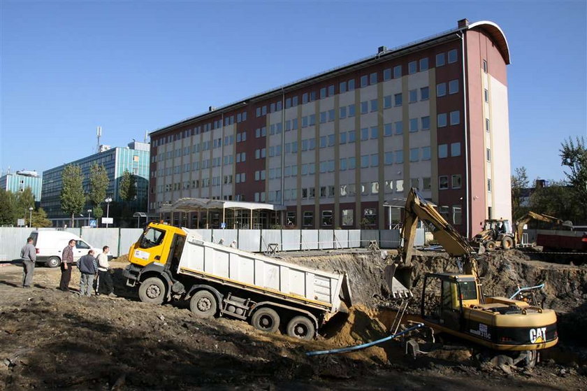 NFZ się buduje, a kolejki coraz dłuższe