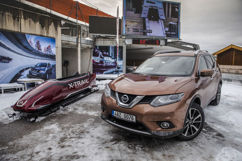 Nissan X-trail jeździ po lodzie