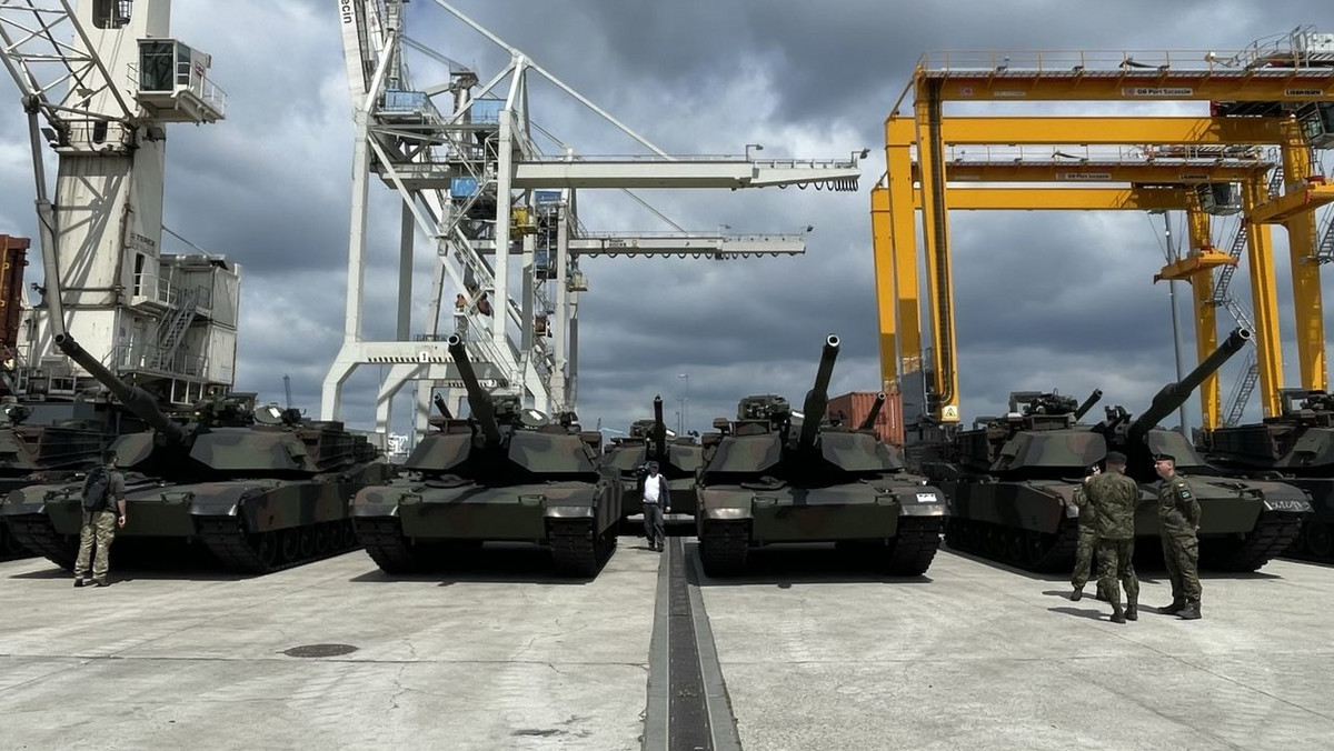 — Pierwsze 14 czołgów Abrams jest właśnie rozładowywanych w porcie w Szczecinie. Rząd Prawo i Sprawiedliwość oznacza wiarygodność. Dotrzymujemy słowa, spełniamy obietnice — powiedział premier Mateusz Morawiecki.