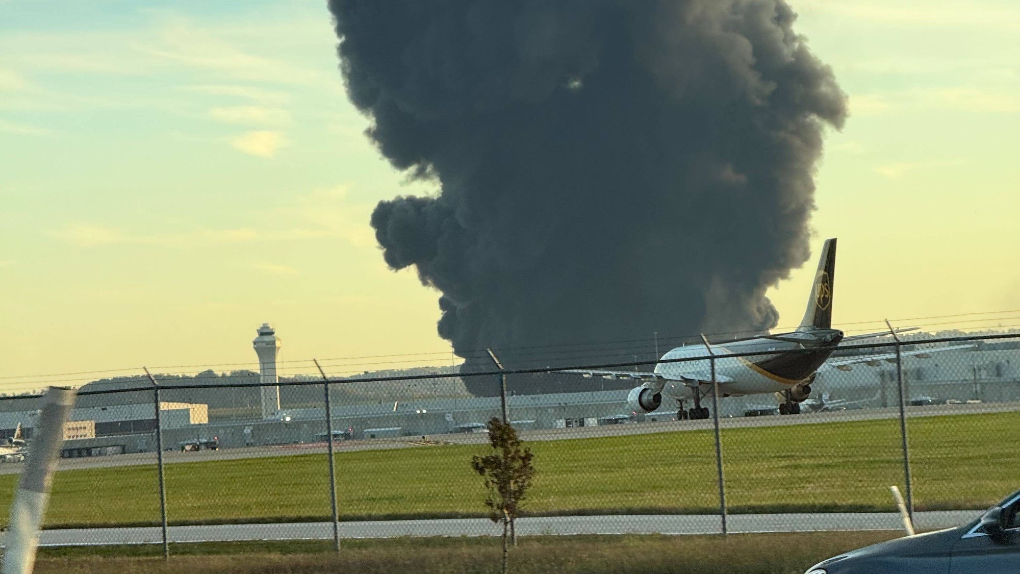 V štáte Kentucky v blízkosti medzinárodného letiska v meste Louisville havarovalo lietadlo spoločnosti UPS.