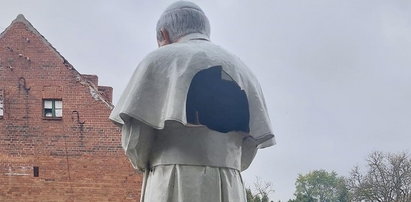 Figura Jana Pawła II zniszczona! Chuligan wybrał jedną stronę