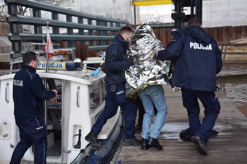 Nad taflą wody unosiła się głowa. 20-latek walczył o życie. Horror w Warszawie