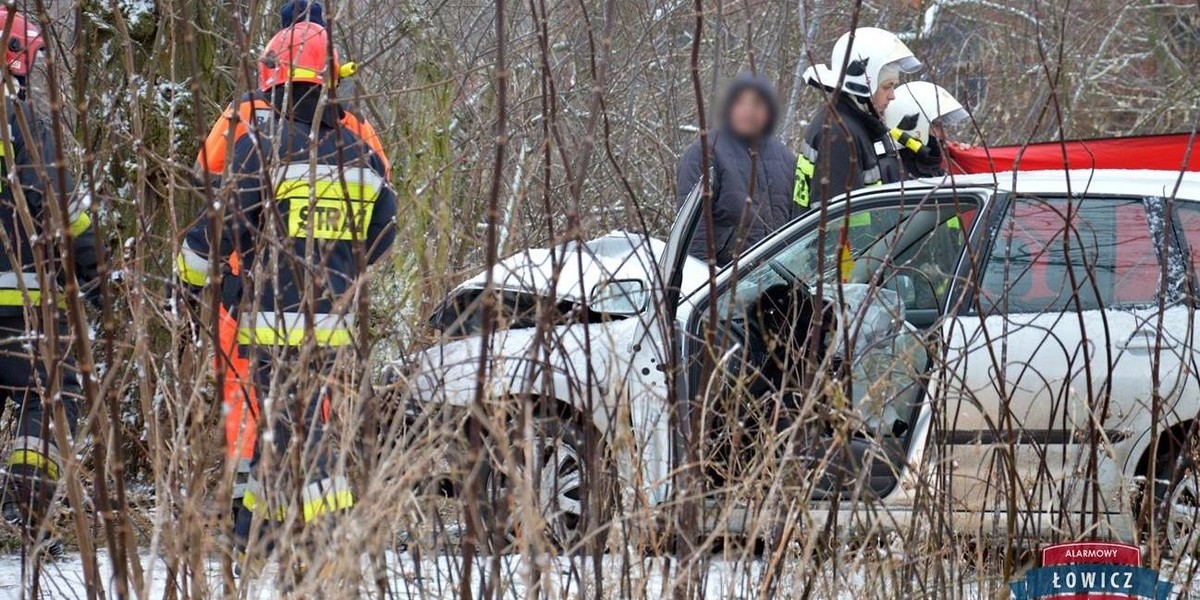 Samochód uderzył w drzewo. Wypadek pod Łowiczem