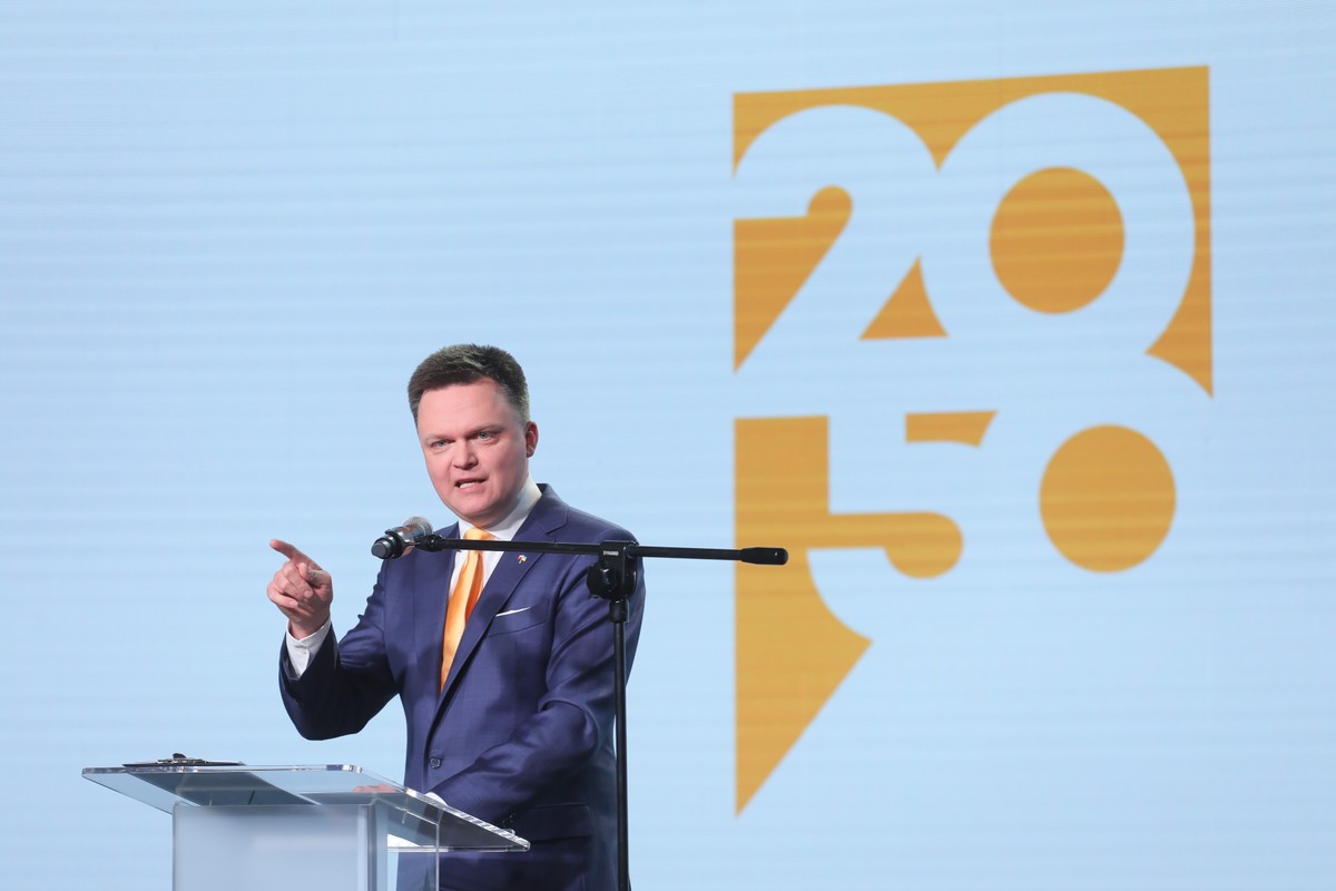 Warszawa, 27.03.2022. Lider Polski 2050 Szymon Hołownia przemawia na I Kongresie Partii Polska 2050