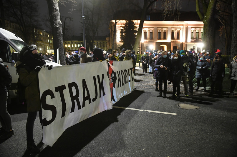 Warszawa, 27.01.2021. Uczestnicy demonstracji przeciwko zaostrzeniu prawa aborcyjnego, 27 bm. przed Trybunałem Konstytucyjnym w Warszawie. 27 bm. trybunał opublikował uzasadnienie pisemne do wyroku z 22 października ub.r., w którym orzekł o niekonstytucyjności przepisu dopuszczającego aborcję w przypadku dużego prawdopodobieństwa ciężkiego i nieodwracalnego upośledzenia płodu. (kf) PAP/Radek Pietruszka