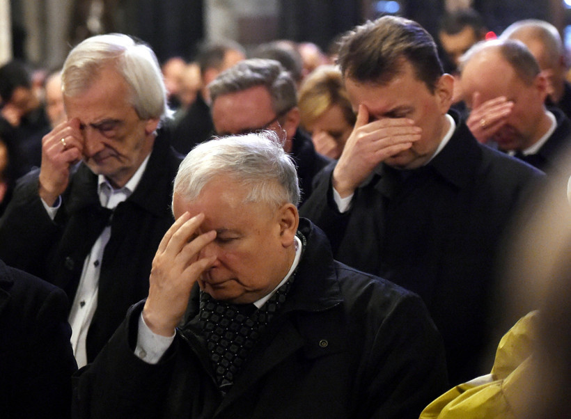 We wtorek wjazdowi Jarosława Kaczyńskiego na wzgórze wawelskie towarzyszyła demonstracja z udziałem kilkudziesięciu osób pod hasłem "Stop upartyjnianiu Wawelu”
