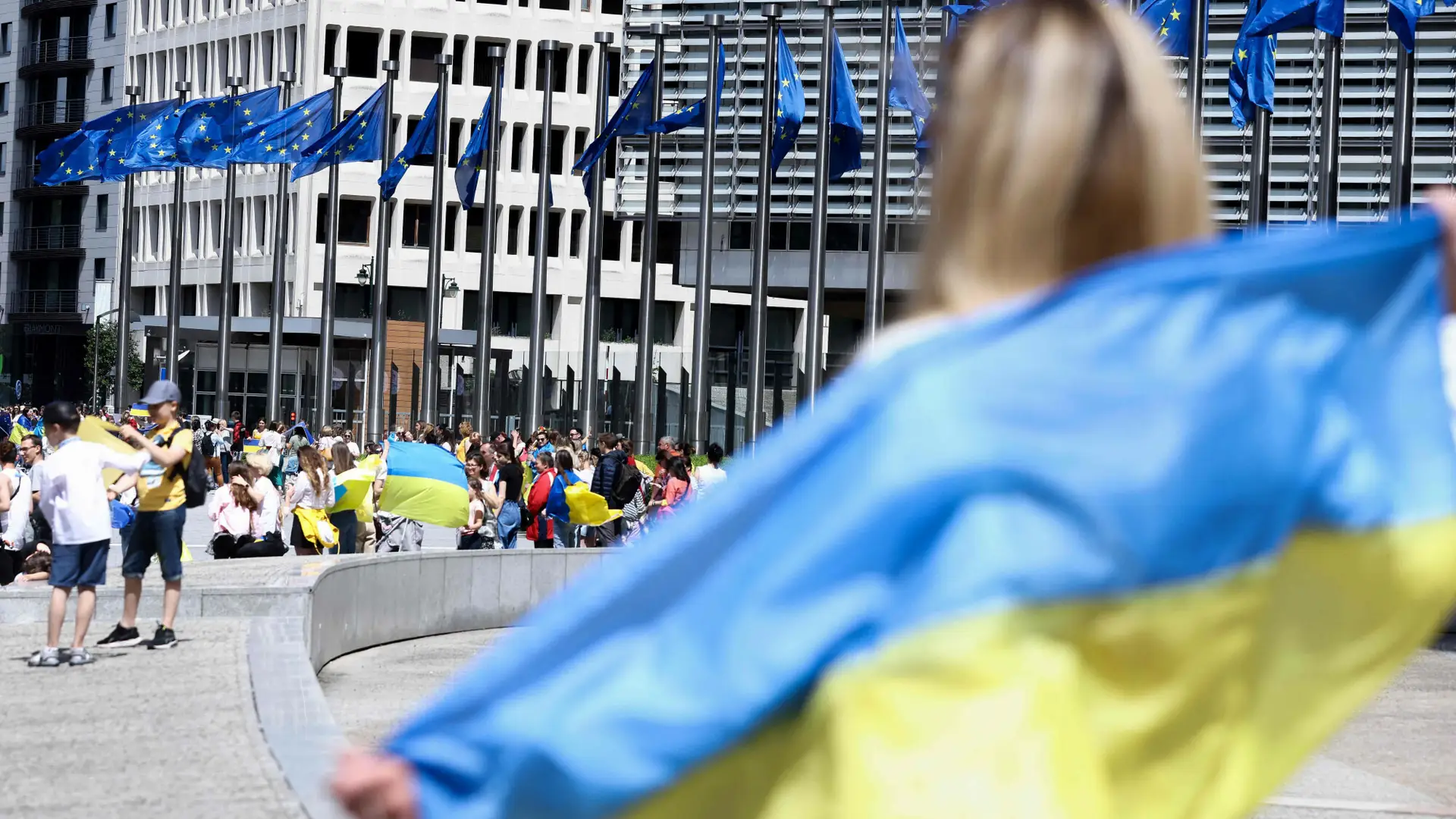 Niebiesko-żółty łańcuch w Brukseli. Ukraińcy dają wyraz poparcia członkostwu w UE