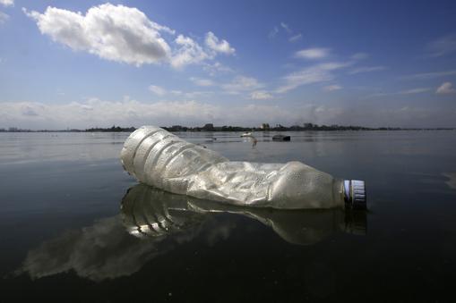 Ogromne ilości plastiku zalegają w morzach, oceanach i rzekach