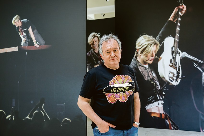 Rašić 
ispred svojih fotografija Bouvija u 
kinoteci