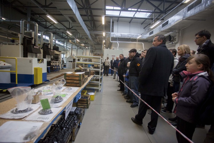 W sobotę 25 października Fabryka Broni w Radomiu otworzyła swoje bramy dla miłośników militariów. Zwiedzający mogli zobaczyć poszczególne etapy powstawania broni. Z okazji skorzystało ponad 2000 osób. W 90-letniej historii radomskiej Fabryki Broni „Łucznik” dzień otwarty odbył się po raz pierwszy. Radomski „Łucznik” produkuje najnowocześniejszą polską broń.<br><br>(cat) PAP/Michał Walczak