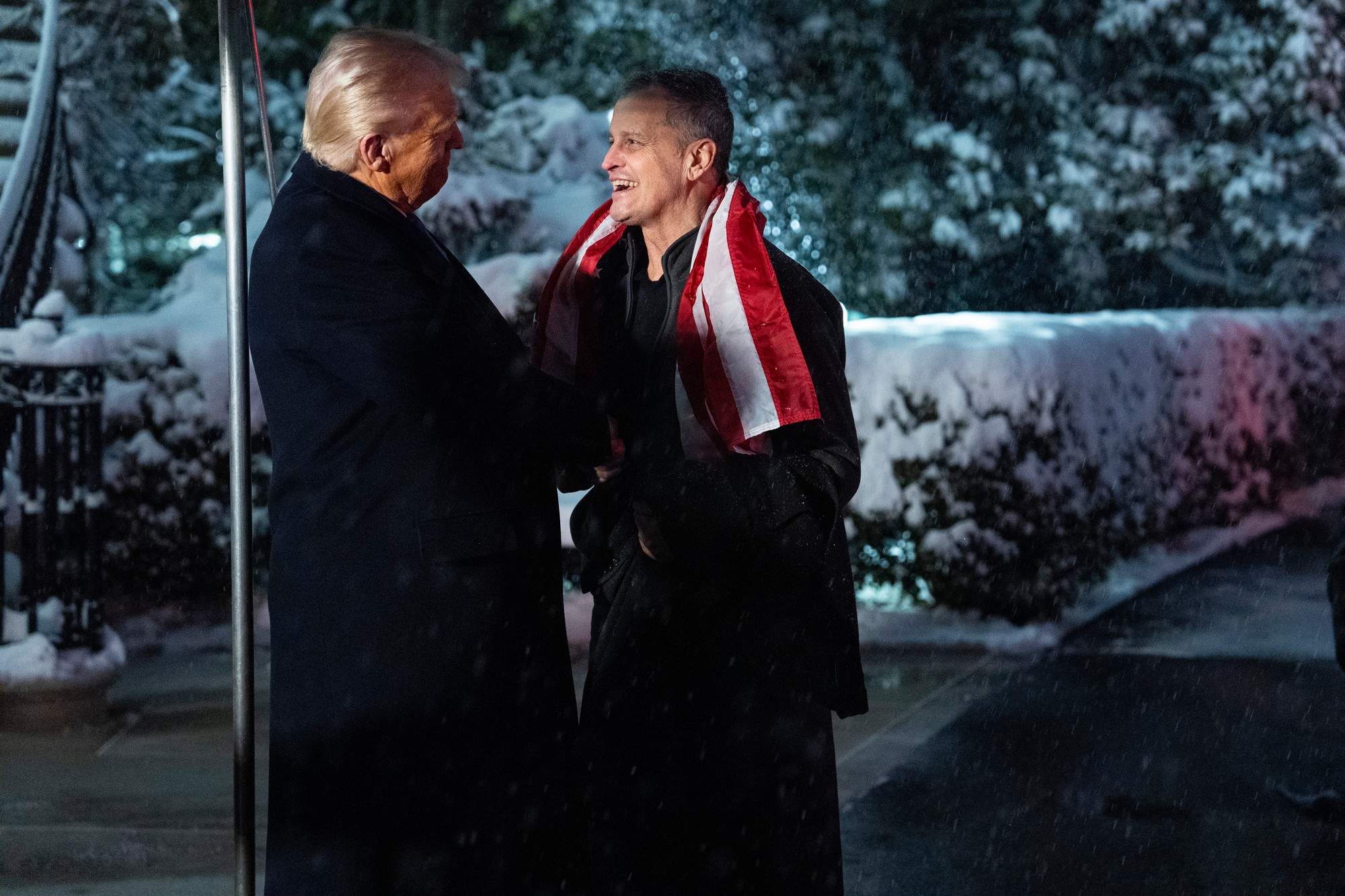 Americký prezident Donald Trump a americký učiteľ Marc Fogel, ktorý bol vo väzení v Rusku. 