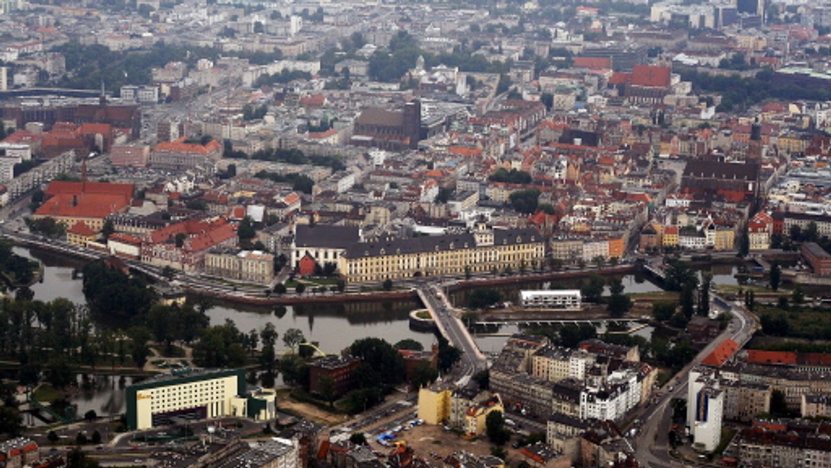 "Gazeta Wyborcza Wrocław": najprawdopodobniej 20 października miasto podpisze z konsorcjum firm ASEC umowę na wdrożenie we Wrocławiu karty miejskiej.