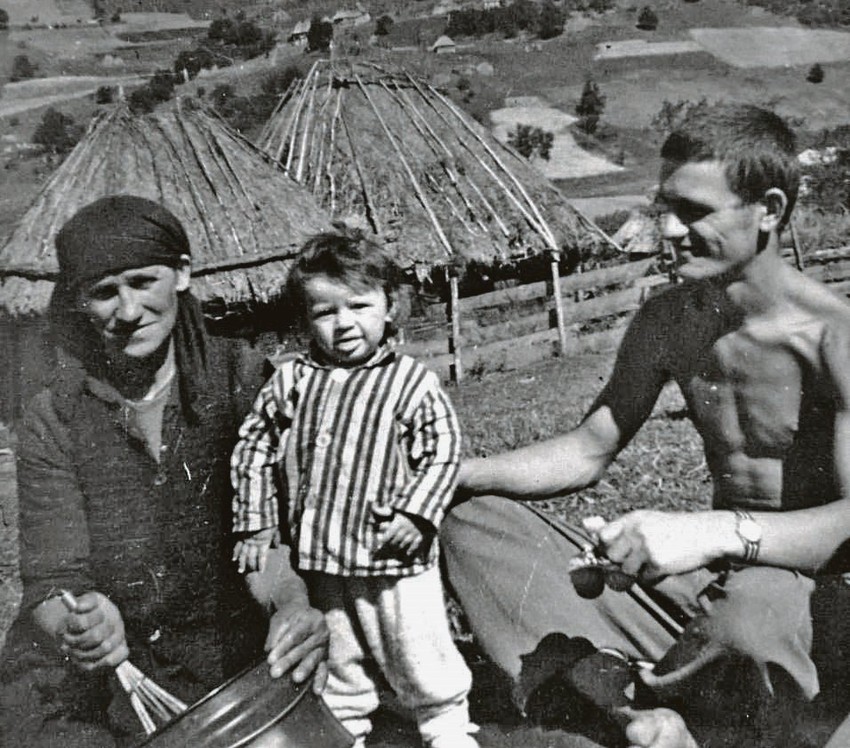 Stojan Brajović desno sa majkom i sinovcem 