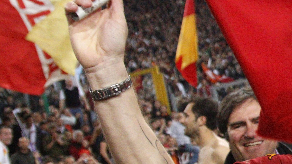 Kapitan AS Roma, Francesco Totti, uniknął zawieszenia za prowokacyjny gest, który wykonał podczas niedzielnych derbów Rzymu z Lazio. Będzie jednak musiał zapłacić 20 tysięcy euro kary.