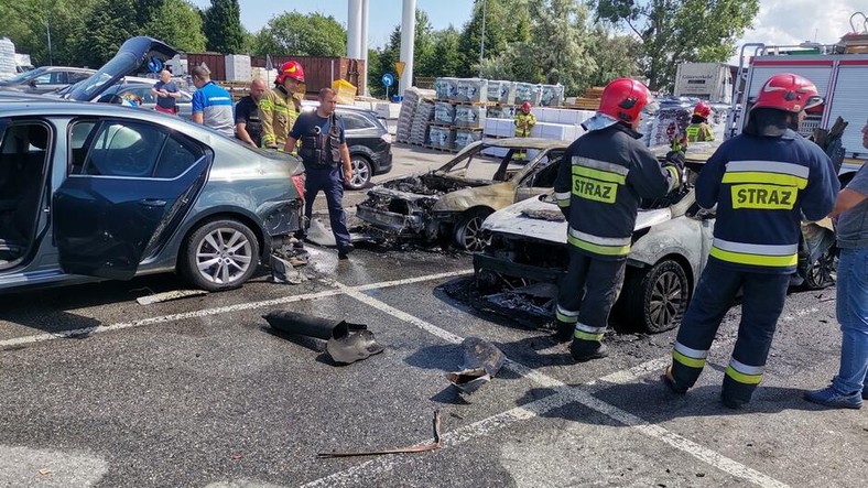 W pożarze spaliły się dwa auta, cztery kolejne zostały uszkodzone