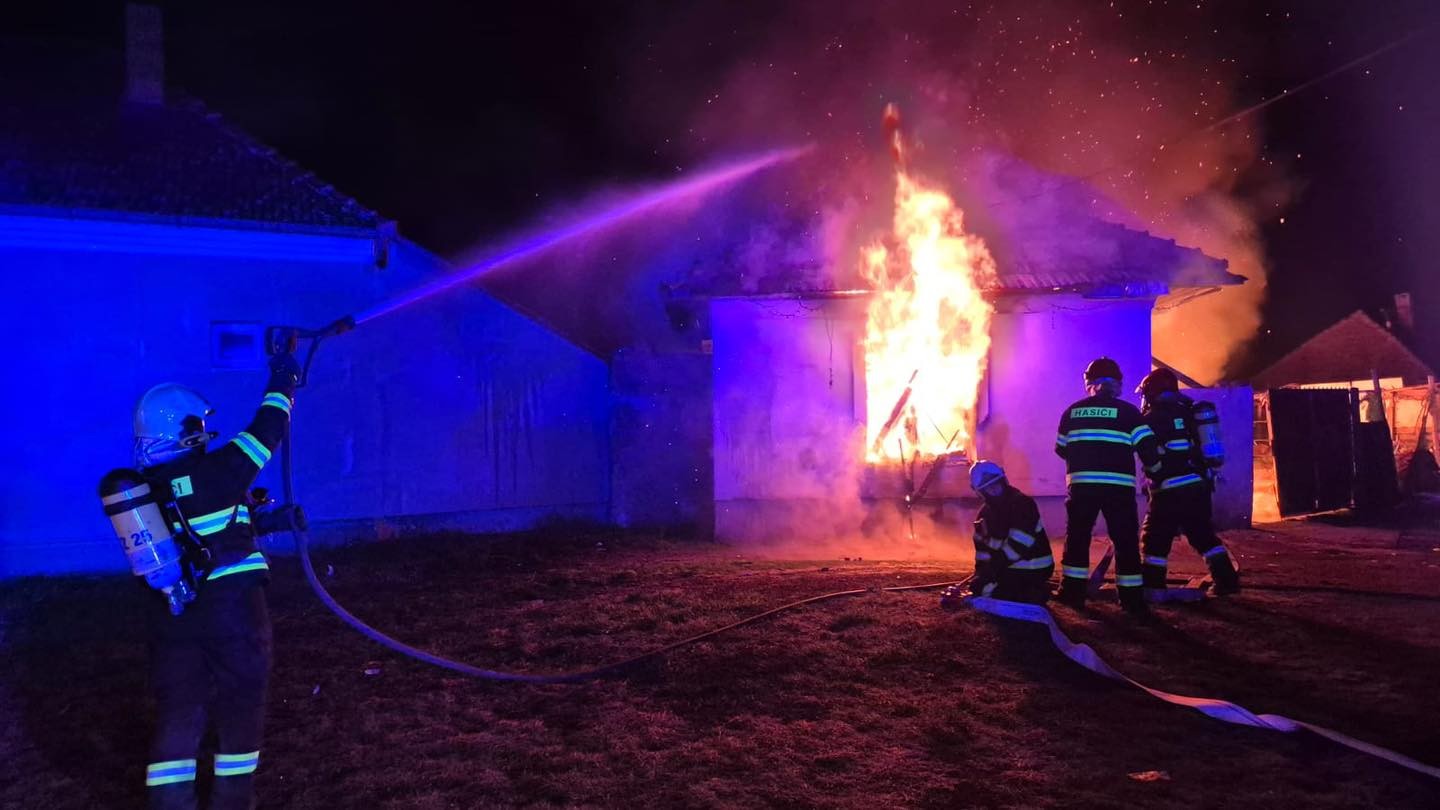 Pri požiari domu v Dvoroch nad Žitavou sa zranili dve maloleté osoby.