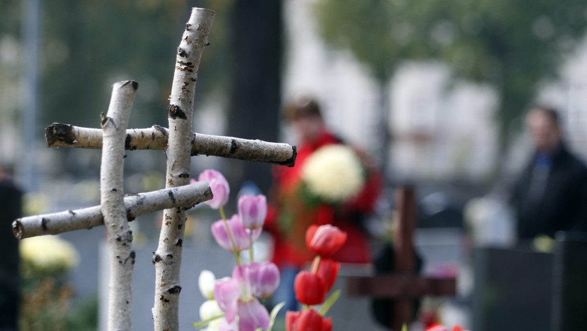 W imieniu marszałka Sejmu Grzegorza Schetyny Straż Marszałkowska złożyła wiązanki i zapaliła znicze na grobach posłów, którzy zginęli w katastrofie smoleńskiej - poinformowało sejmowe biuro prasowe.