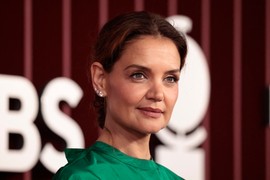 Kejti Holms sinoć na dodeli Toni nagrada napravila MODNU DRAMU VEČERI: Sklopila dve NESPOJIVE BOJE i podelila mišljenja - jedni joj aplaudiraju, drugi se hvataju za glavu