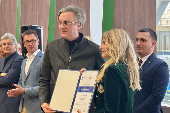 Predsedniku Privredne komore Srbije Marku Čadežu dodeljena zahvalnica Srpske asocijacije uvoznika vozila za razvoj e-mobilnosti