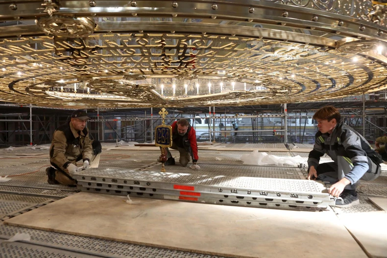 Zamolio sam svog inženjera da izračuna koliko komadića stakla je bilo potrebno. On je izračunao da je oko 50 miliona sitnih komadića ugrađeno u mozaik, namontirano je 300 tona stakla, kaže Muhin